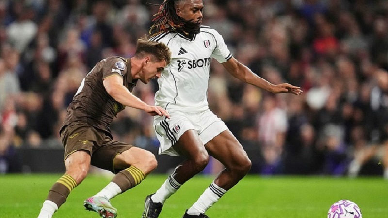 Fulham quy?t t?m phá d?p 11 n?m kh?ng th?ng t?i Villa Park